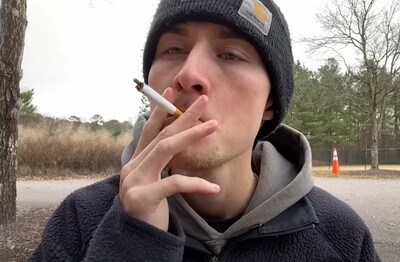 Лечение зависимости от табакокурения в Братске Мужчина с сигаретой делает затяжку