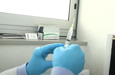 Проведение кодирования Вивитролом в Братске Шприц с Вивитролом в руках у врача